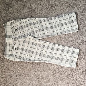 Express Black and white Capri size 6